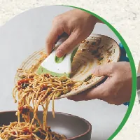 Còn sót dầu mỡ, thức ăn bám lại