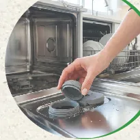 Xếp bát đĩa trong máy rửa bát